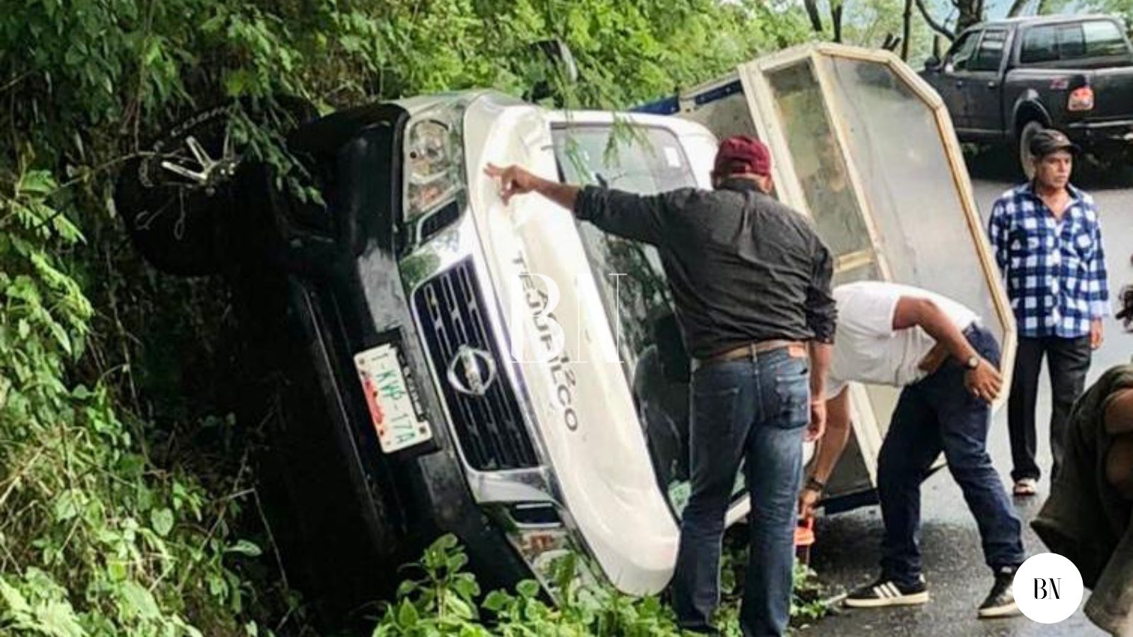 Se volcó camioneta de  pasajeros en Tejupilco